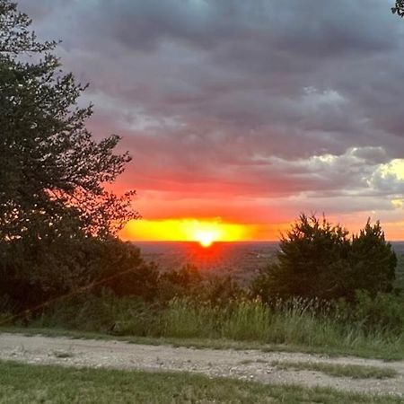 Hill Country Highland'S Bluebonnet Cottage มาเบิล ฟอลส์ ภายนอก รูปภาพ