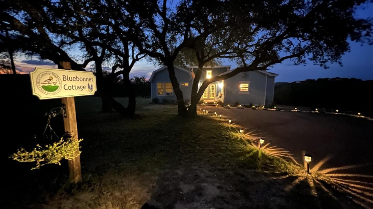 Hill Country Highland'S Bluebonnet Cottage มาเบิล ฟอลส์ ภายนอก รูปภาพ