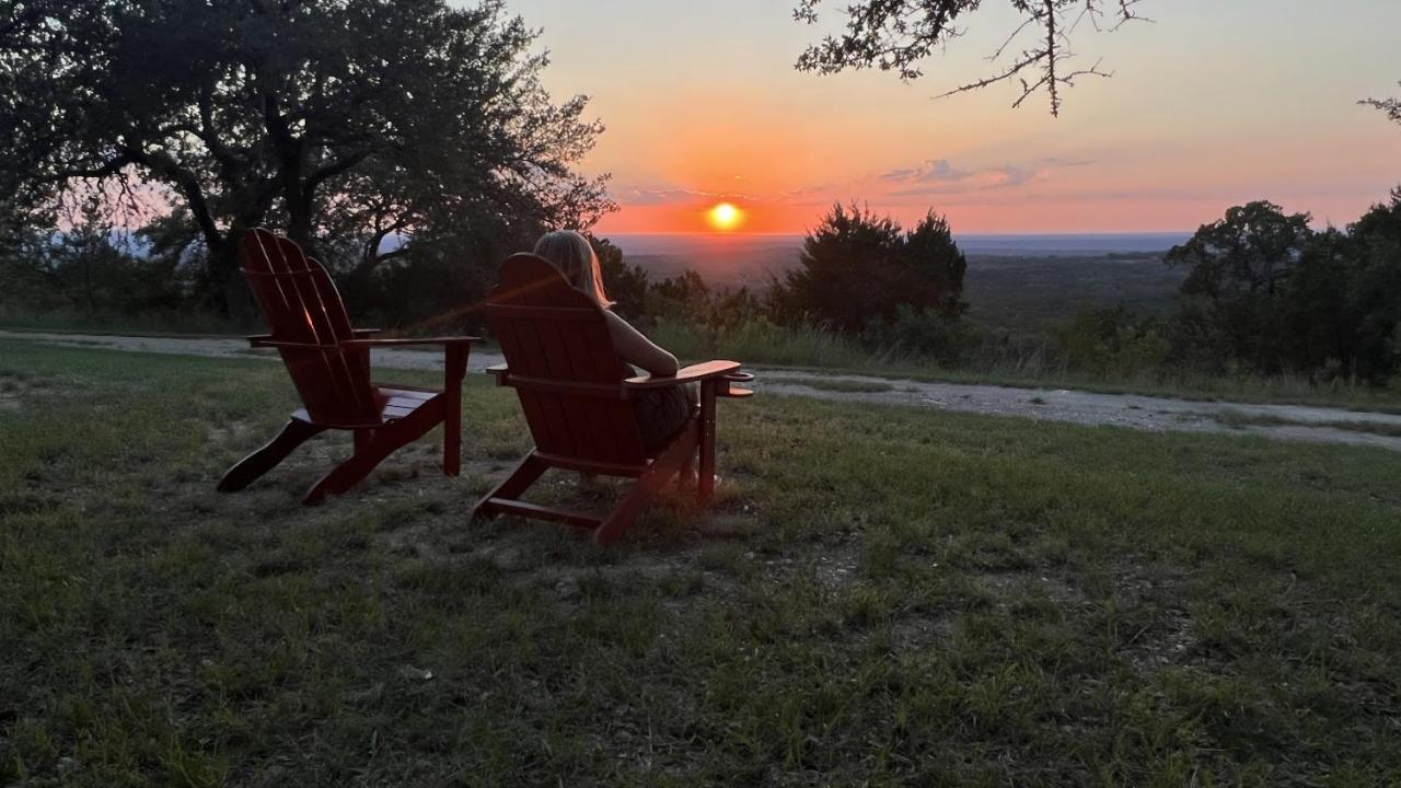 Hill Country Highland'S Bluebonnet Cottage มาเบิล ฟอลส์ ภายนอก รูปภาพ
