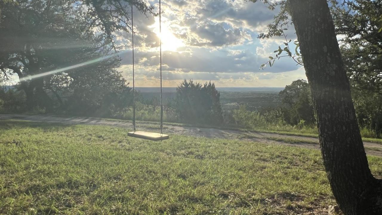 Hill Country Highland'S Bluebonnet Cottage มาเบิล ฟอลส์ ภายนอก รูปภาพ