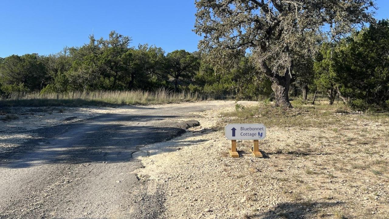 Hill Country Highland'S Bluebonnet Cottage มาเบิล ฟอลส์ ภายนอก รูปภาพ